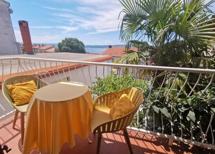 Gemuetliche 2-schlafzimmer-wohnung Mit Meerblick- By Interhome