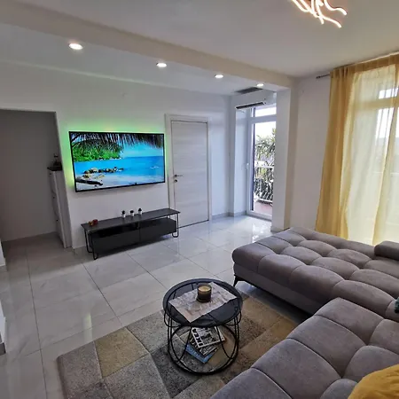 Gemuetliche 2-schlafzimmer-wohnung Mit Meerblick- By Interhome