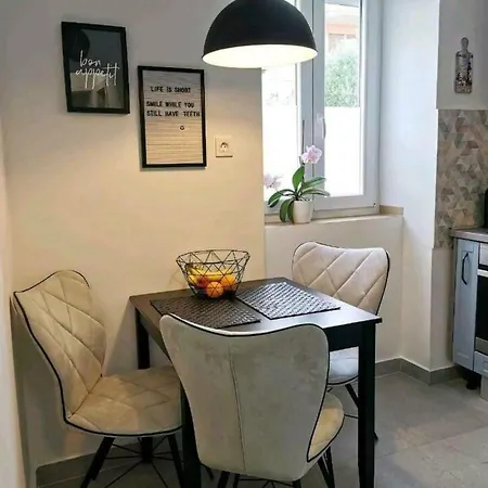 Gemuetliche 2-schlafzimmer-wohnung Mit Meerblick- By Interhome *