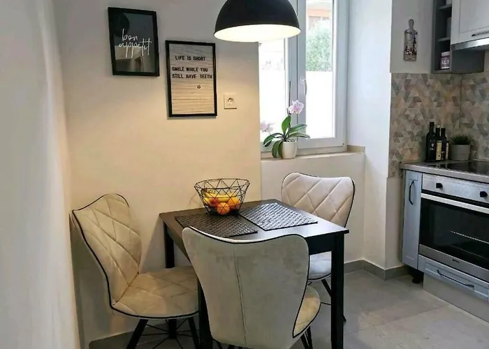 Gemuetliche 2-schlafzimmer-wohnung Mit Meerblick- By Interhome *